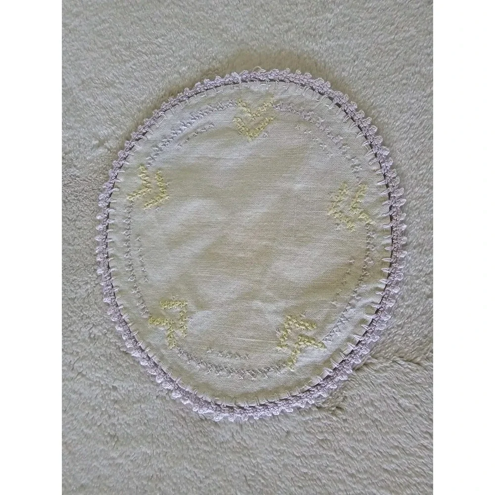 Vintage Linen Doilies Set of‎ 4 White Ivory Embroidered Cottage Round Tabletop
